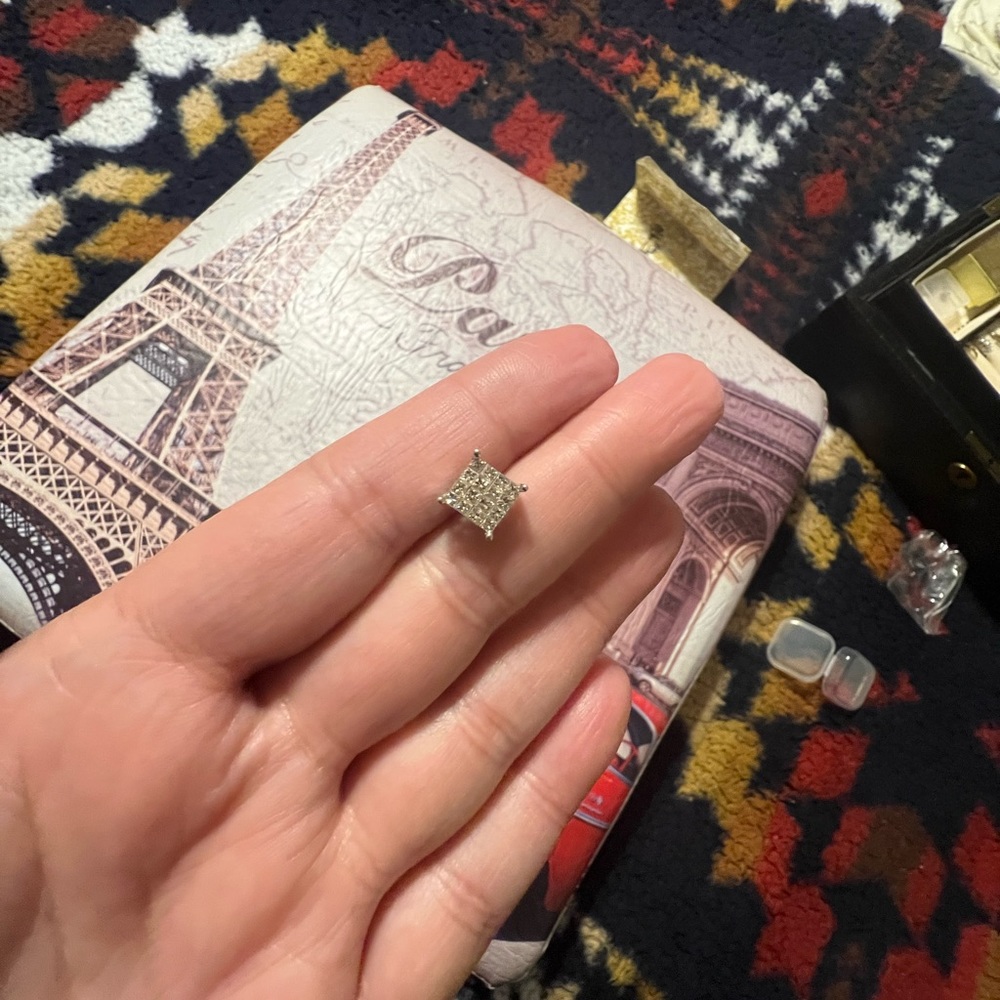 14k white gold diamond stud